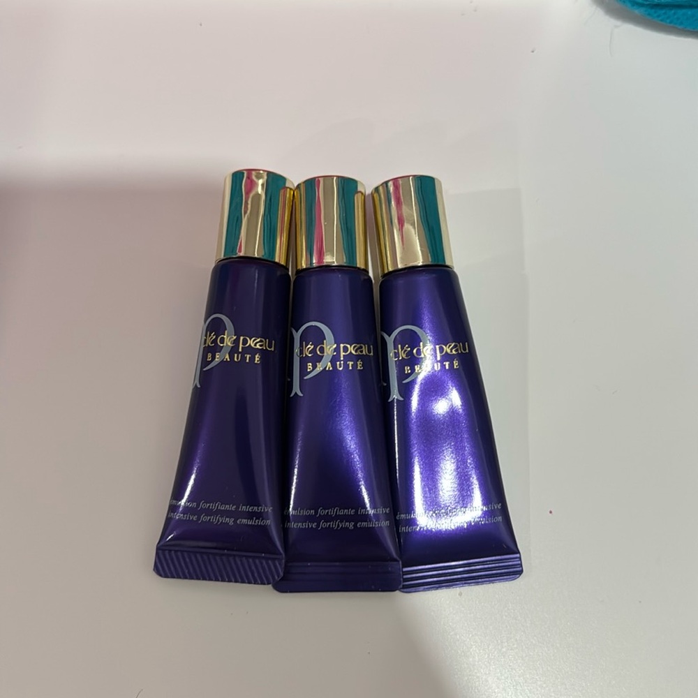 Cle De Peau deluxe sample 0.4 fl oz